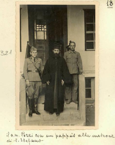 Seconda guerra mondiale - Ritratto di gruppo maschile - Caporal maggiore Pozzi con monaco e militare - Meteora di S. Stefano