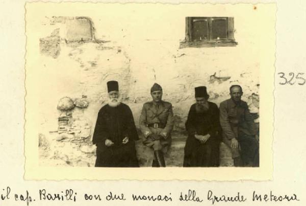 Seconda guerra mondiale - Ritratto di gruppo maschile - Capitano Barilli con due monaci e militare - Grande Meteora