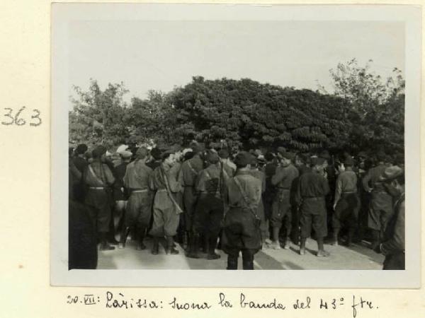 Làrissa - Militari attorno alla banda del 43° fanteria