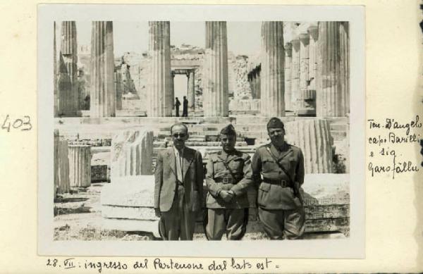 Seconda guerra mondiale - Ritratto di gruppo maschile - Militari - Capitano Barilli col sig. Garofallu e il tenente D'Angelo - Atene - Acropoli - Ingresso del Partenone