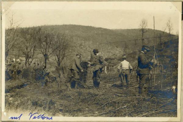 Prima guerra mondiale - Vallone - Militari in atto di costruire gabbioni e graticci