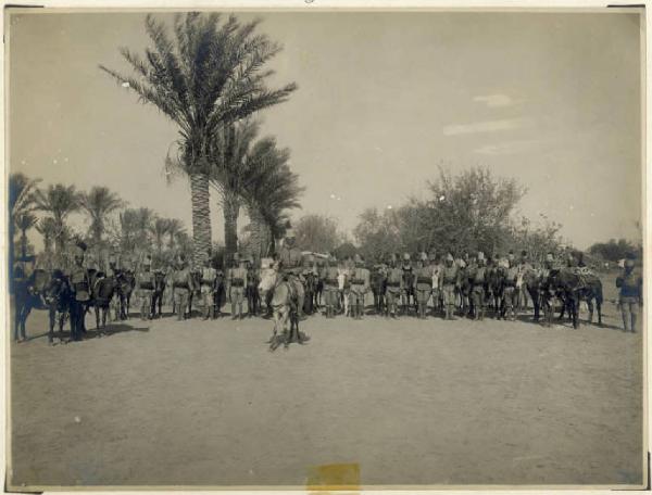 Prima guerra mondiale - Ritratto di gruppo maschile - Compagnia eritrea autonoma - Militari delle salmerie