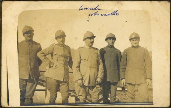 Prima guerra mondiale - Ritratto di gruppo maschile - Militari - Ufficiali di fanteria e soldati di artiglieria in uniforme da combattimento