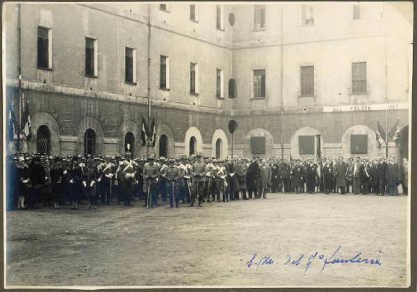 Prima guerra mondiale - Caserma - Ritratto di gruppo maschile - Militari - Stato Maggiore del 7° fanteria brigata Cuneo