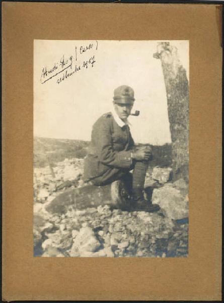 Prima guerra mondiale - Ritratto maschile - Militare - Tenente di artiglieria seduto su un proiettile inesploso