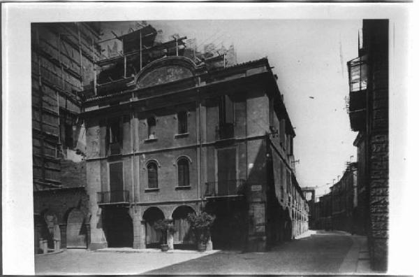 Mantova - Piazza della Concordia - Casa addossata al Palazzo della Ragione
