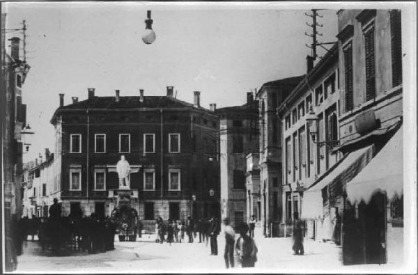Mantova - Piazza Garibaldi