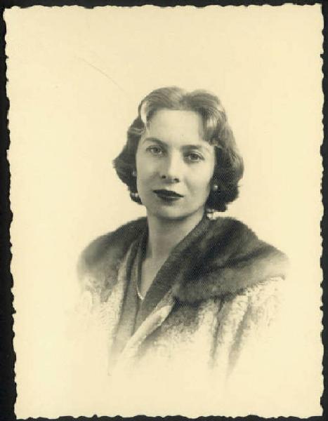 Ritratto femminile - Vittoria Olivetti