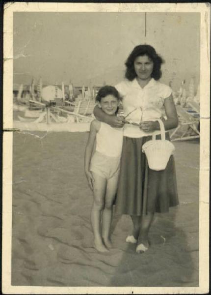 Ritratto femminile - Adulta con bambina in spiaggia