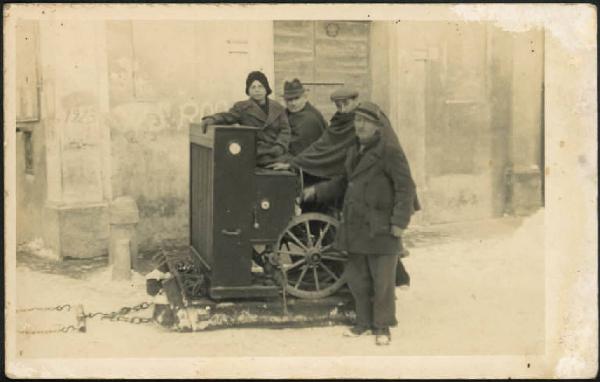 Ritratto di gruppo - Quattro persone trasportano un pianoforte