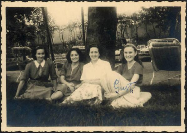 Ritratto di gruppo femminile - Augusta Da Pozzo con tre amiche