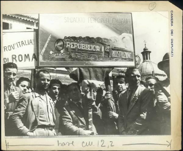 Roma (?) - Manifestazione dei membri del sindacato dei ferrovieri italiani, sezione di Roma