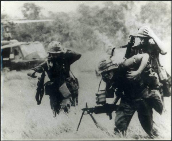 Guerra del Vietnam - Soldati scesi da un elicottero