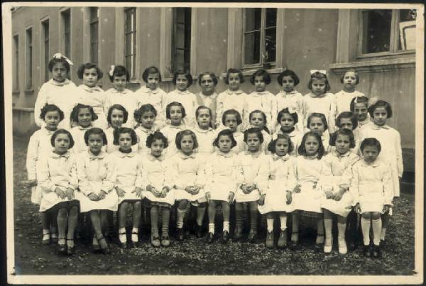 Ritratto di gruppo - Bambine - Scolaresca femminile 1° H