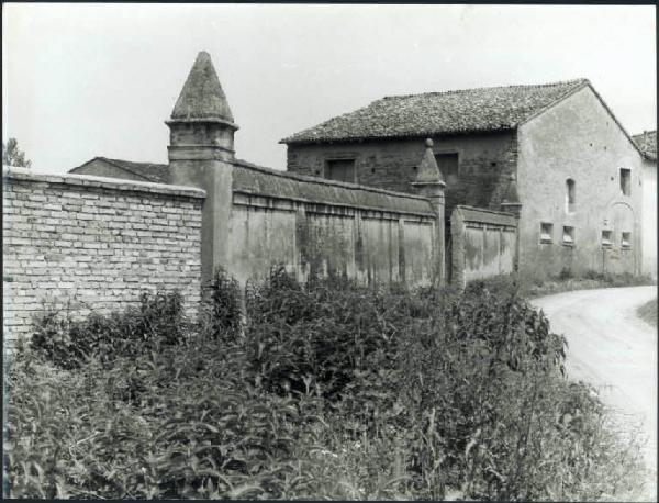 Beverara - Strada che scende al fiume Chiese - Corte