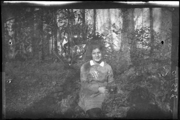 Ritratto femminile - Adulta seduta nel bosco