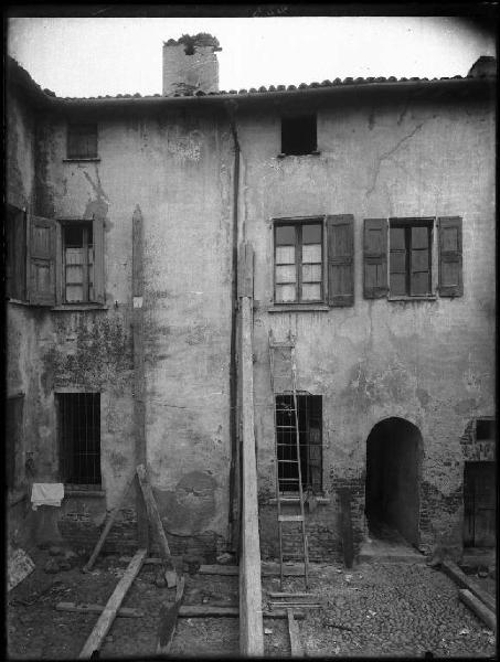 Mantova - Edificio danneggaito e puntellato