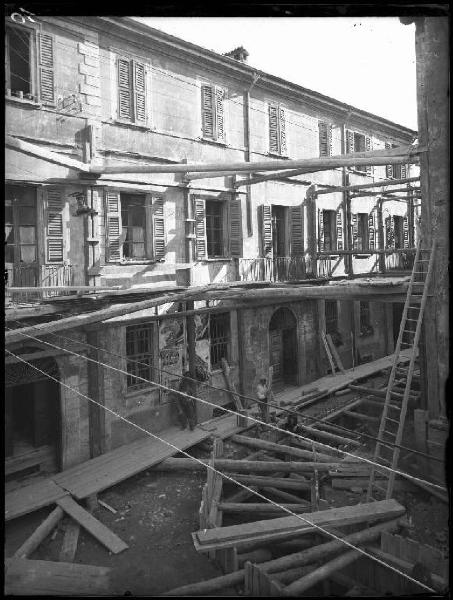 Mantova - Costruzione della rete fognaria - Via Pomponazzo - Edificio puntellato