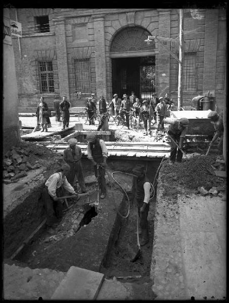 Mantova - Costruzione della rete fognaria - Vicolo S. Anna - Via Cavour