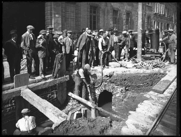 Mantova - Costruzione della rete fognaria - Via Cavour