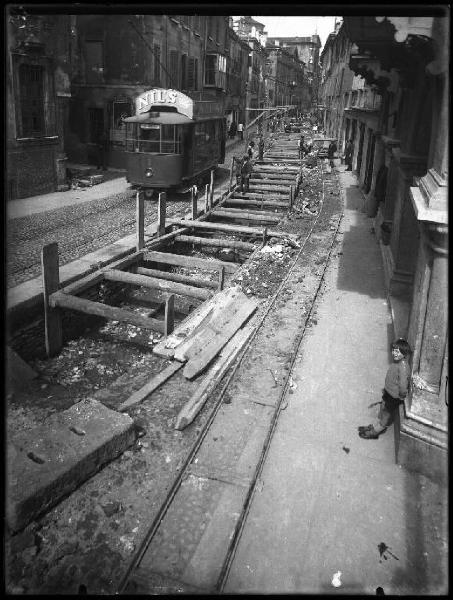 Mantova - Costruzione della rete fognaria - Via Cavour - Tram