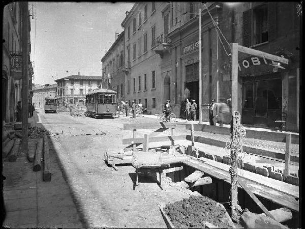 Mantova - Costruzione della rete fognaria - Via Cavour - Tram