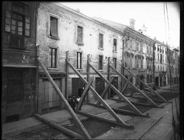 Mantova - Costruzione della rete fognaria - Via Cavour - Edifici puntellati