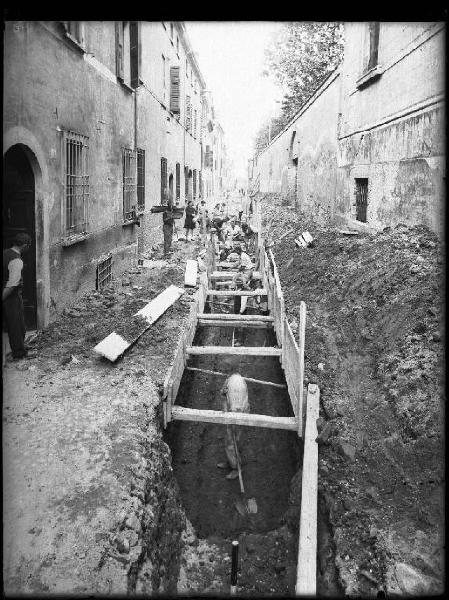 Mantova - Costruzione della rete fognaria - Via Montanari (?)