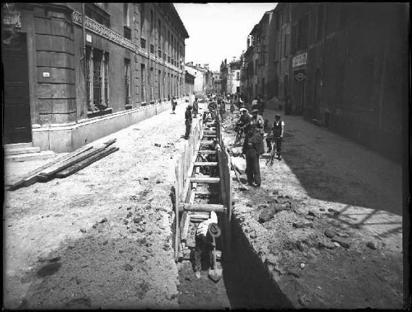 Mantova - Costruzione della rete fognaria - Via Porto