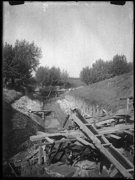 Pietole - Lavori di sistemazione del canale Paiolo alto (?) - Prosciugamento del canale