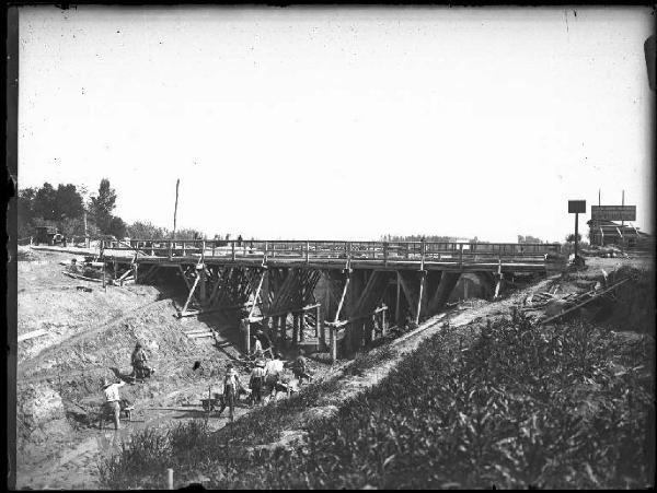 Bagnolo S. Vito - Lavori di scavo del fossato Gherardo - Costruzione di un ponte