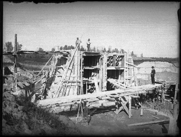 Bagnolo S. Vito, zona - Canale Fossetta - Costruzione di un ponte coperto