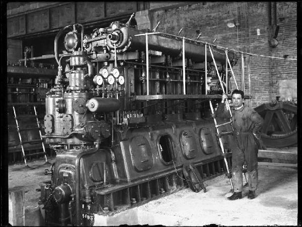 Bagnolo S. Vito - Costruzione dello stabilimento idrovoro della Travata - Centrale termoelettrica - Sala macchine - Motore diesel