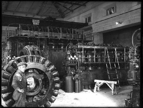 Bagnolo S. Vito - Costruzione dello stabilimento idrovoro della Travata - Centrale termoelettrica - Sala macchine - Motore diesel