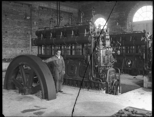 Bagnolo S. Vito - Costruzione dello stabilimento idrovoro della Travata - Centrale termoelettrica - Sala macchine - Motori diesel