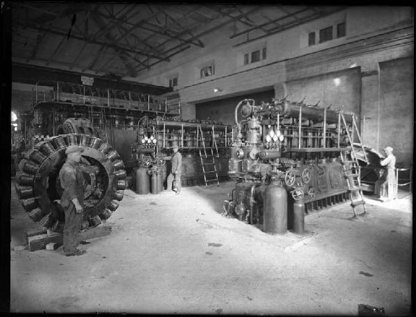 Bagnolo S. Vito - Costruzione dello stabilimento idrovoro della Travata - Centrale termoelettrica - Sala macchine - Motori diesel