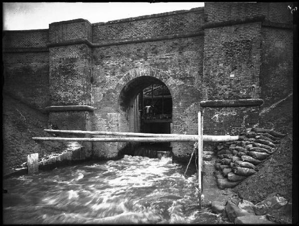 Bagnolo S. Vito - Costruzione dello stabilimento idrovoro della Travata - Chiavica - Fiume Mincio