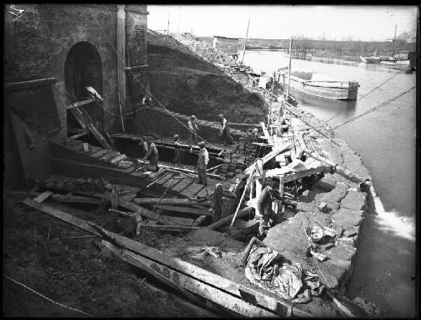 Bagnolo S. Vito - Costruzione dello stabilimento idrovoro della Travata - Chiavica - Fiume Mincio