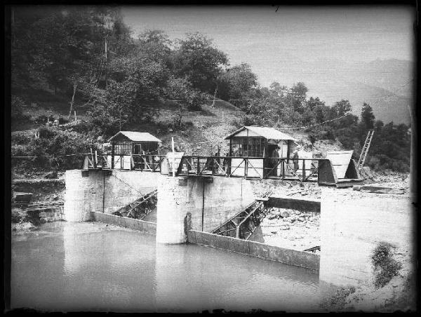 Trento, provincia (?) - Costruzione di una diga con ponte in ferro (?) - Visita di autorità