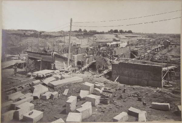 S. Siro - Costruzione della botte sotto il fiume Secchia - Ritratto di gruppo