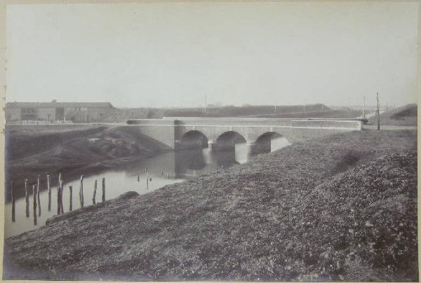 Revere (?) - Canale emissario - Ponte per la strada Lucca Revere