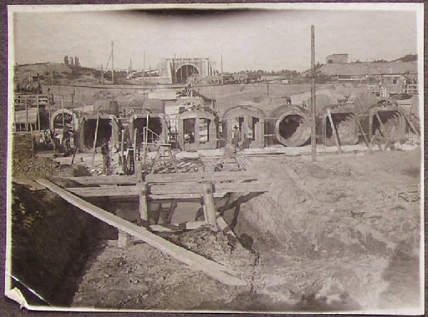 Moglia - Costruzione dello stabilimento idrovoro - Centinatura dei tubi aspiranti e della tomba di Burana
