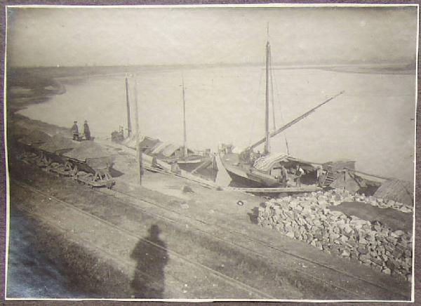 Moglia - Piarda - Fiume Po - Lavori di scavo del canale della Bonifica di Revere - Decauville con i carrelli pieni di terra - Imbarcazioni