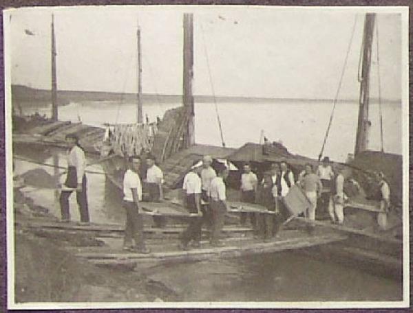 Moglia - Piarda - Fiume Po - Imbarcazioni - Scarico di materiale per la costruzione della chivica emissaria