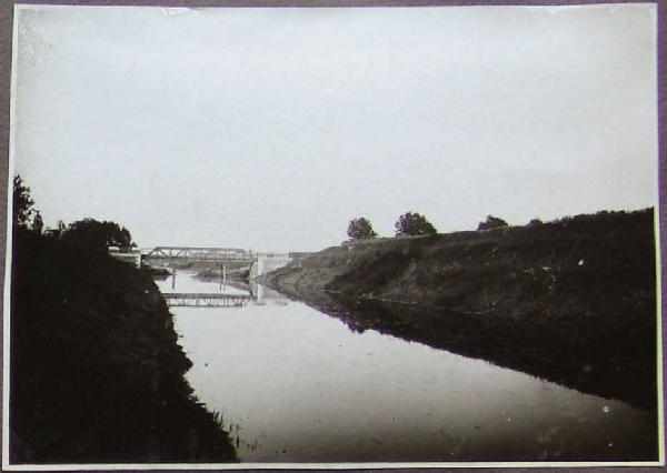 Moglia, zona - Ponte in ferro e muratura - Canale
