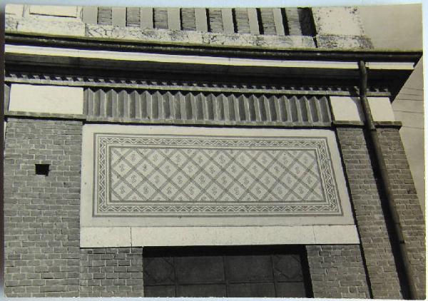 S. Siro - Impianto idrovoro delle Mondine - Edificio - Inserto decorativo sopra una porta