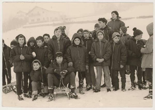 Ritratto di gruppo infantile - Baselga di Pinè - Colonia - Soggiorno invernale - Bambini sulla neve con slitte