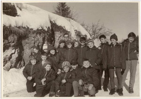 Ritratto di gruppo infantile - Baselga di Pinè - Colonia - Soggiorno invernale - Classe di bambini con don Renato Beduschi