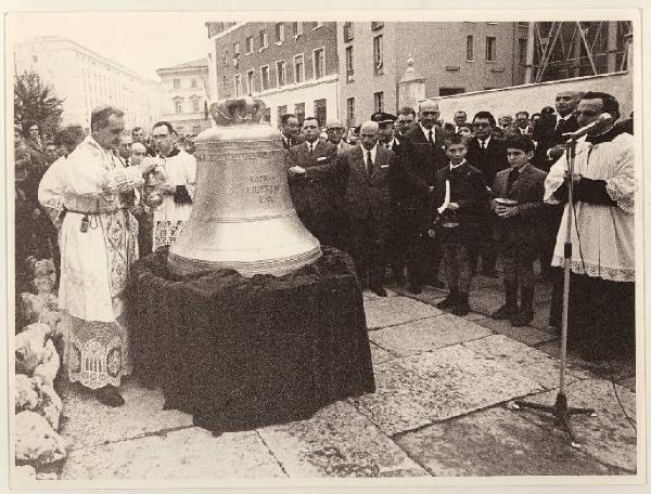Mantova - Campanile della chiesa di S. Domenico - Benedizione della campana da parte del vescovo Antonio Poma