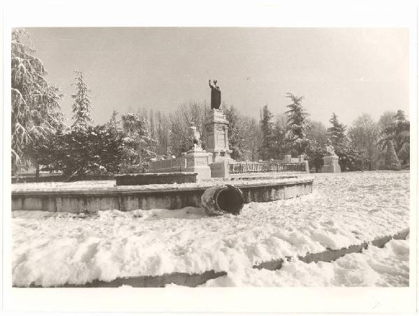 Mantova - Giardini di piazza Virgiliana sotto la neve - Fontana - Monumento a Virgilio